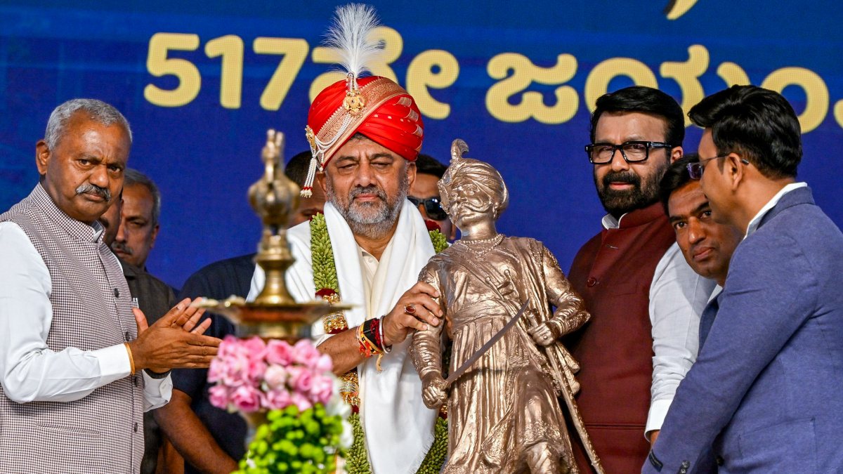Karnataka CM Shivkumar honoured at Kempegowda birth anniversary event