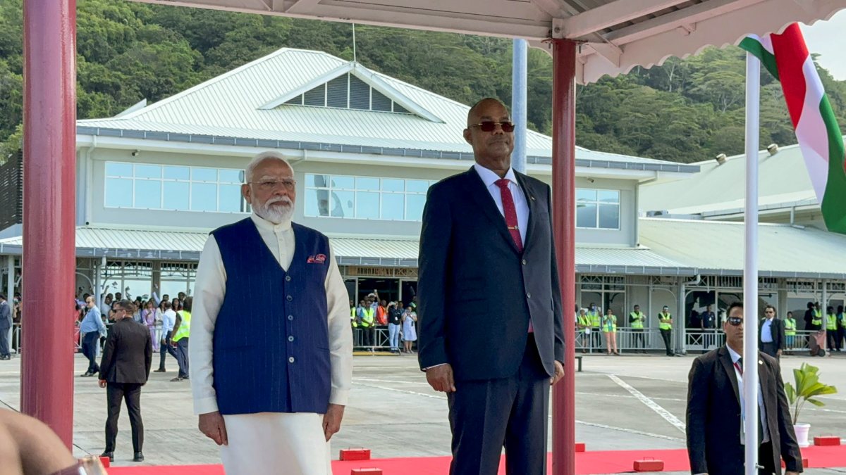 Modi receives ceremonial welcome in Seychelles