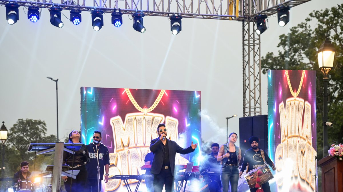 Mika Singh performs at Delhi Police anti-drug event