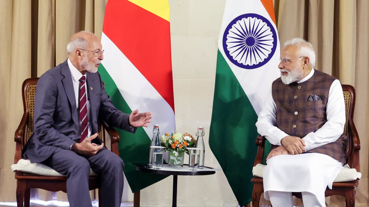 Modi meets Seychelles opposition leader Bernard Georges in Victoria