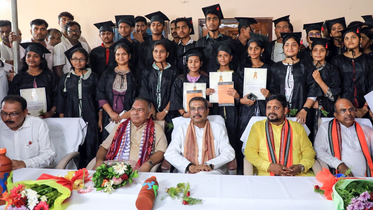 Union Education Minister Pradhan with students in Kendrapara