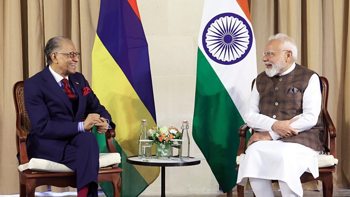 Modi meets Mauritius PM Navin Ramgoolam in Victoria