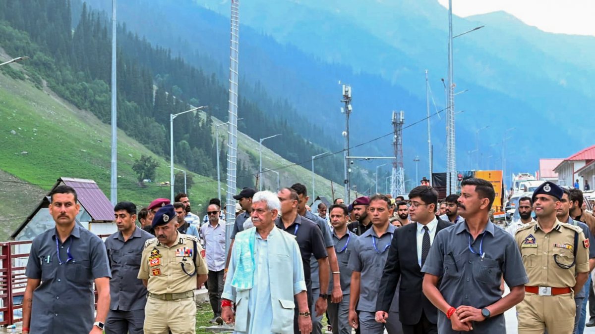 LG Sinha reviews facilities at Baltal base camp in Ganderbal