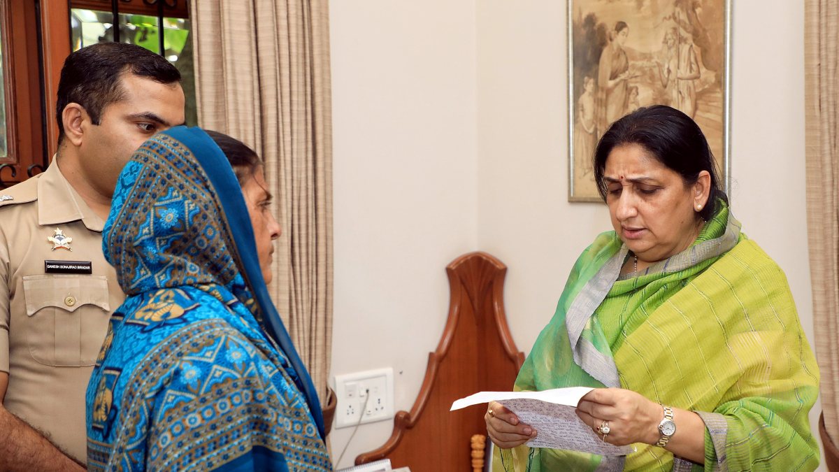 Maharashtra Deputy CM Sunetra Pawar interacts with Baramati woman