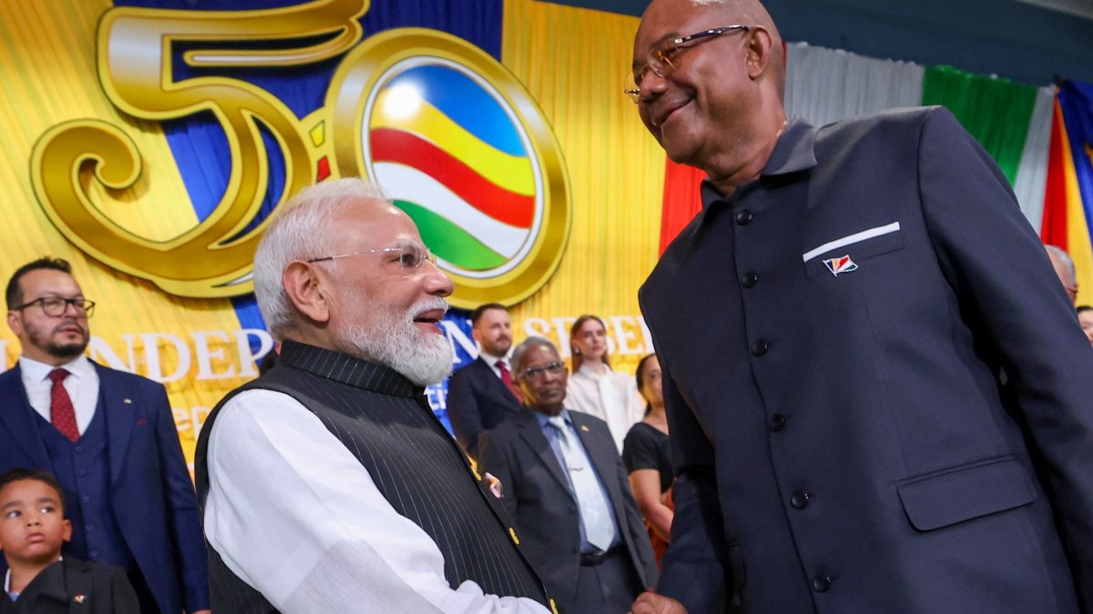 Modi shakes hands with Seychelles President at National Day celebrations
