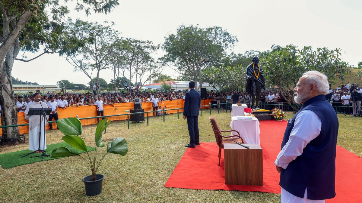 Modi pays tribute at Mahatma Gandhi statue in Victoria