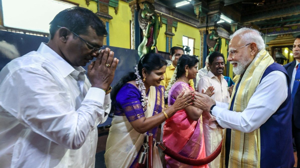 Modi interacts with Hindu community at Seychelles temple