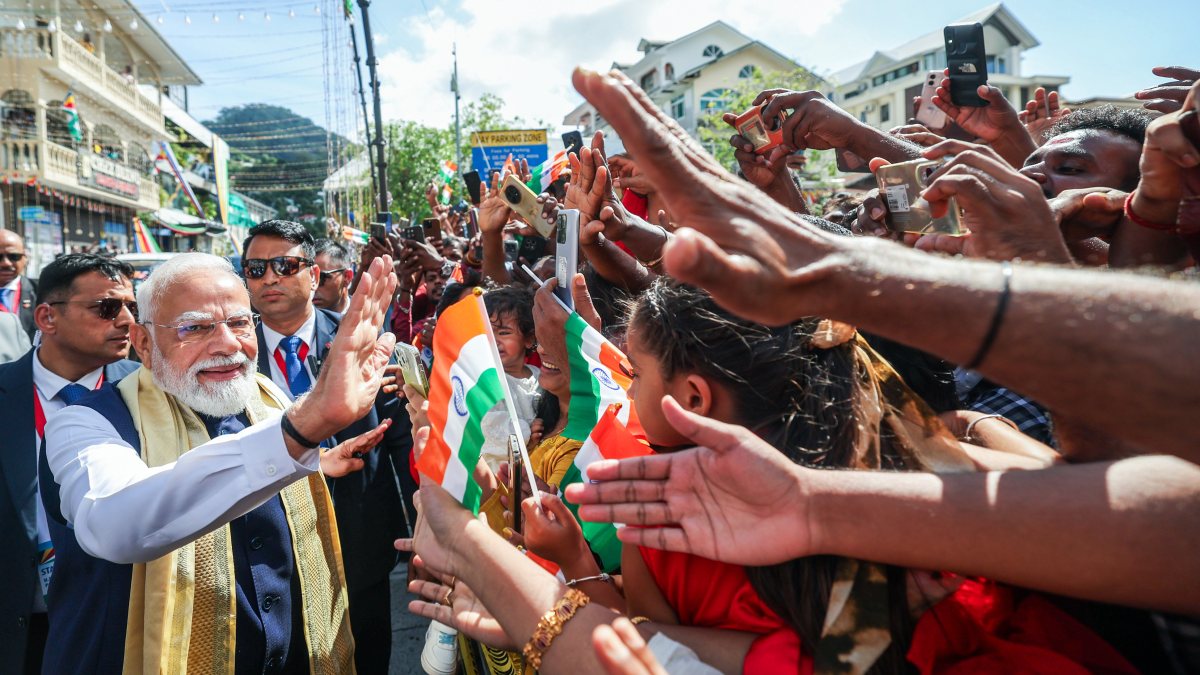Modi visits Navasakthi Vinayagar Temple in Victoria