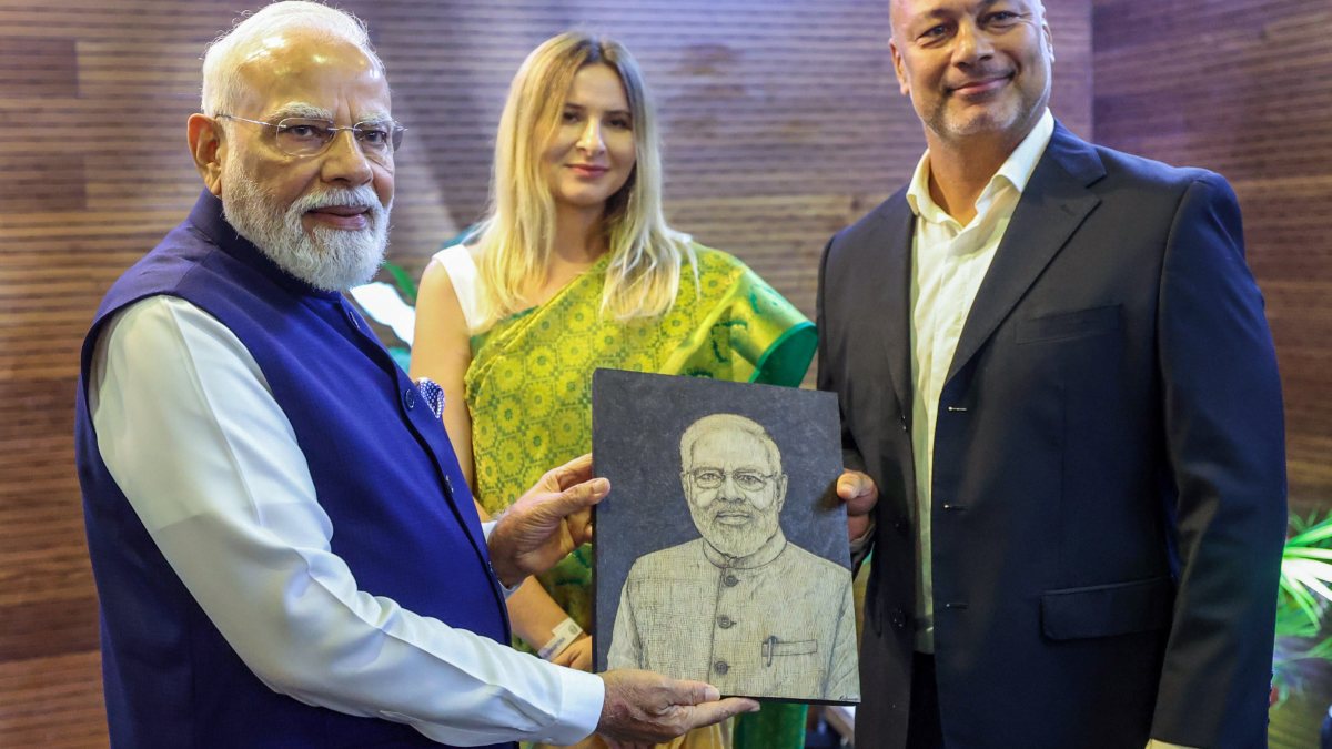 PM Modi receives portrait at Indian diaspora meet in Seychelles