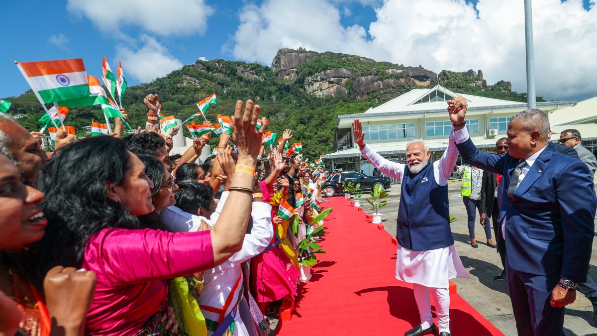 Modi waves farewell as he departs Seychelles for Delhi