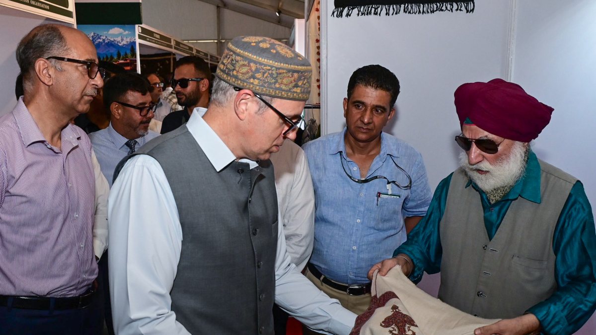 Omar Abdullah inspects stall at International Buyer-Seller Meet in Srinagar