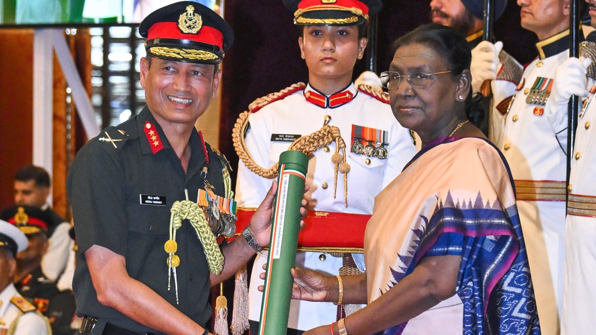 President Murmu presents Ati Vishisht Seva Medal to Lt Gen Varshney