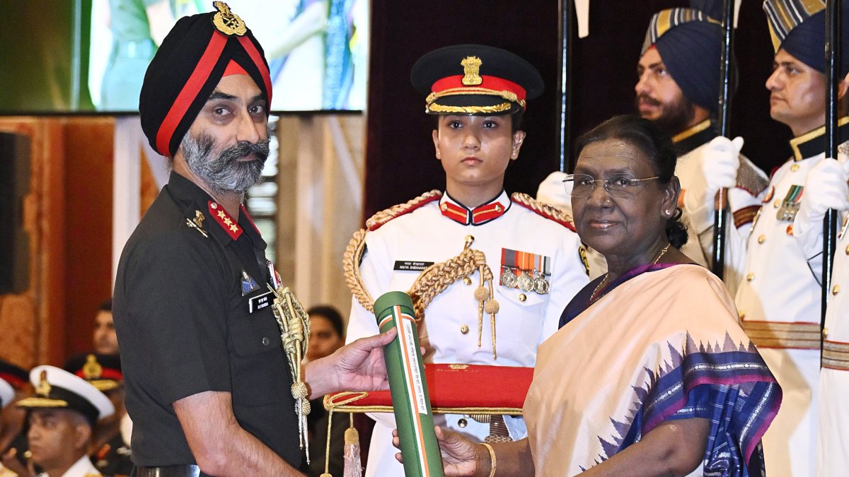 President Murmu awards Ati Vishisht Seva Medal to Signal Corps