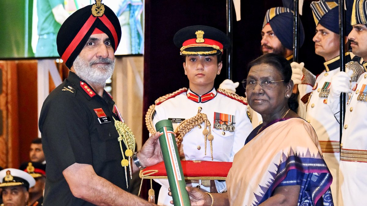 President Murmu presents Ati Vishisht Seva Medal to Lt Gen Virk