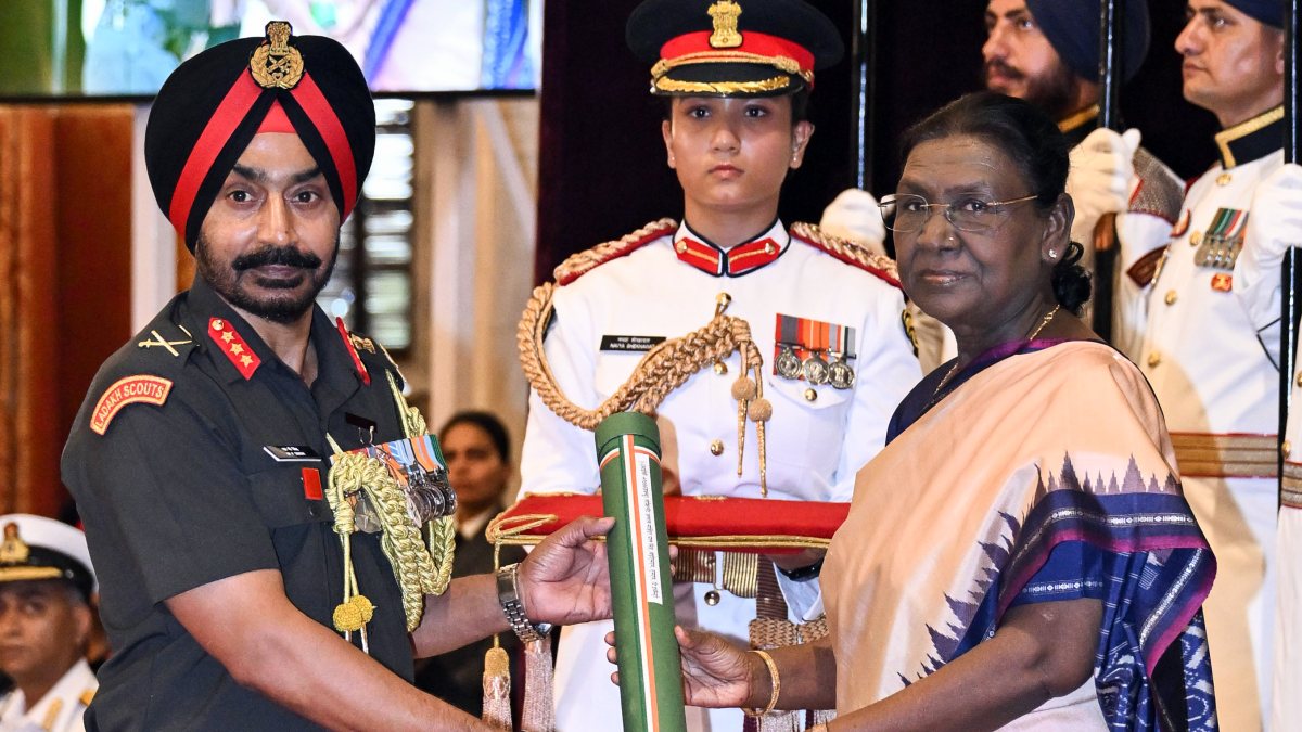 President Murmu awards Ati Vishisht Seva Medal to Lt Gen Mohinder Pal Singh
