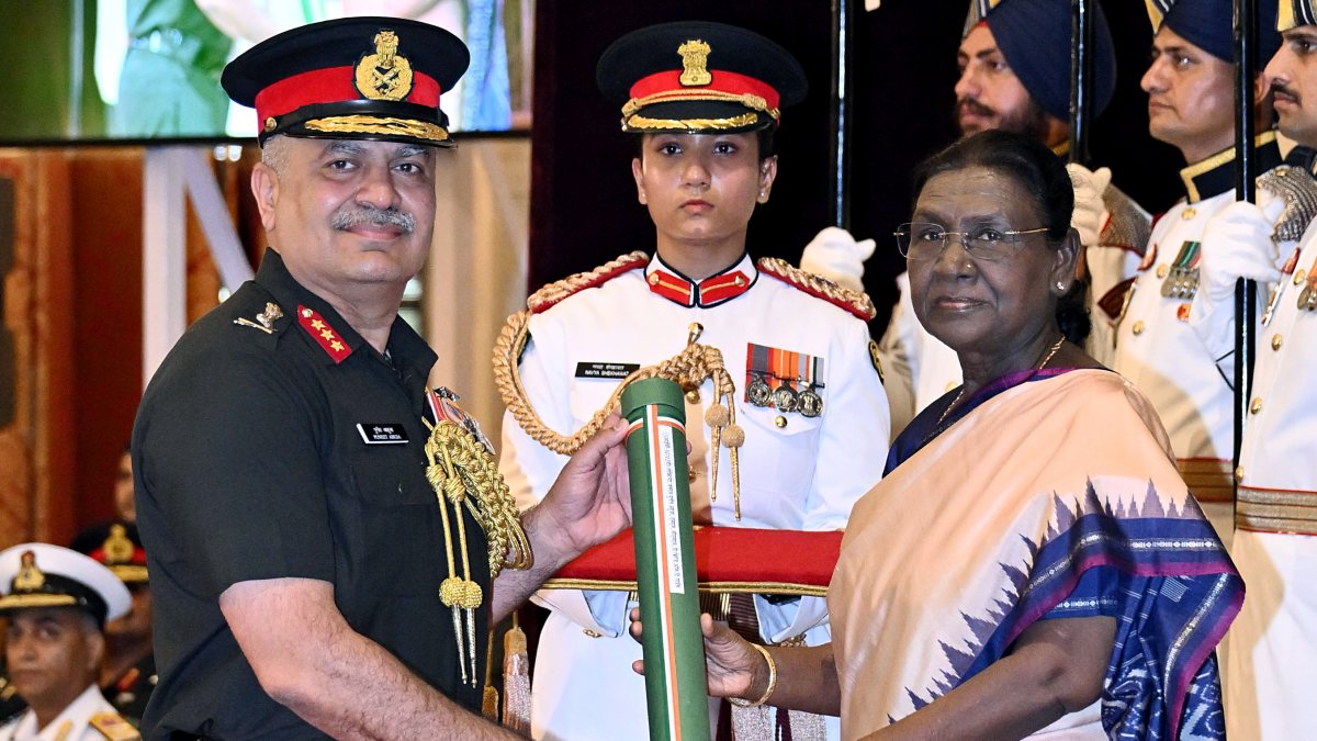 President Droupadi Murmu honours Brigade of The Guards, Lieutenant General…