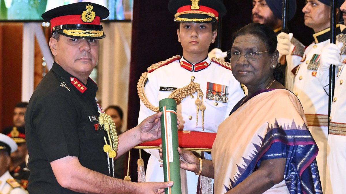 President Murmu awards Ati Vishisht Seva Medal to Lt Gen Rathee