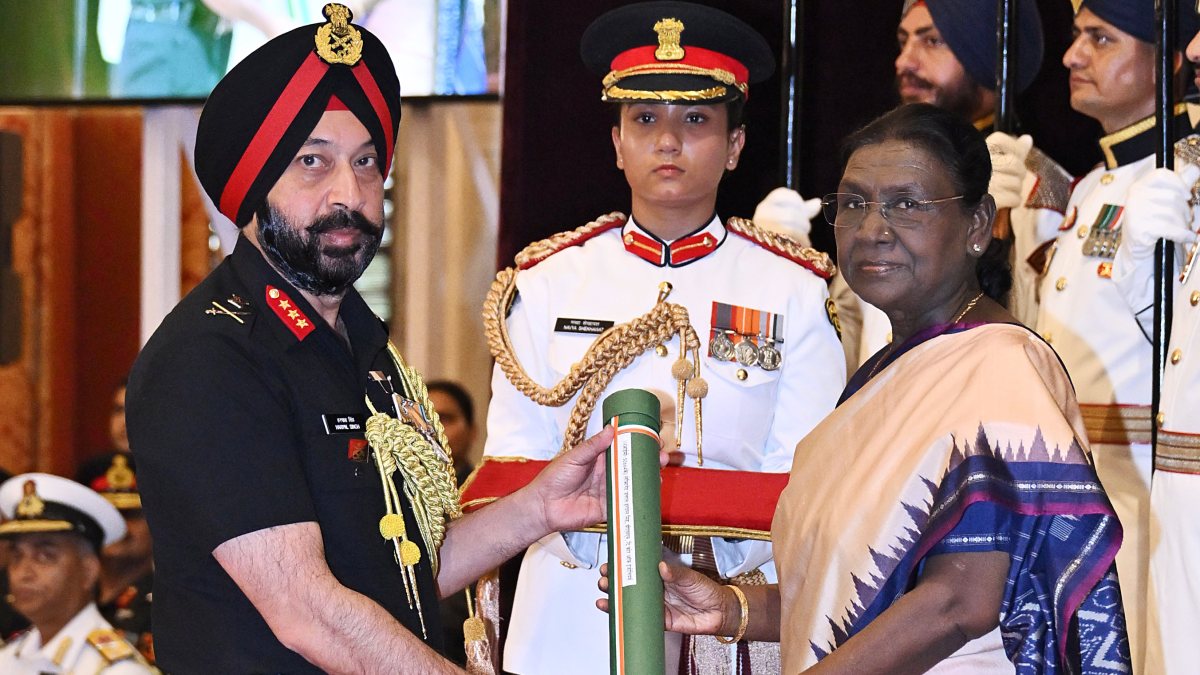 President Murmu awards Ati Vishisht Seva Medal to Lt Gen Harpal Singh