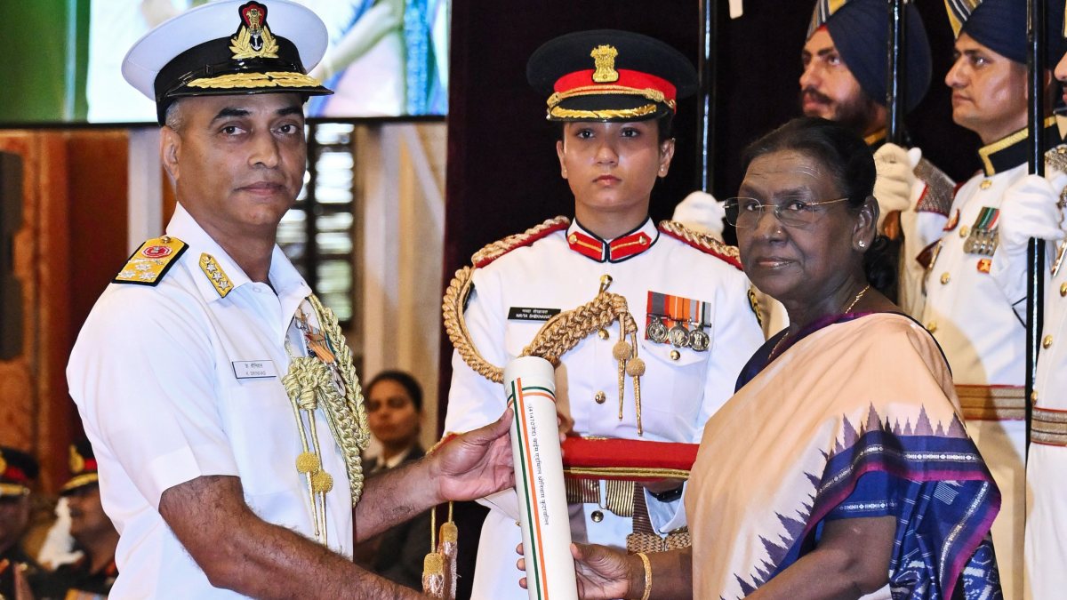 President Murmu confers Ati Vishisht Seva Medal on Vice Admiral Kudrolli