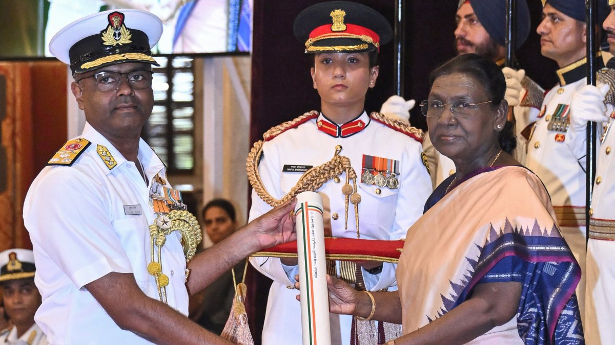 President Murmu presents Ati Vishisht Seva Medal to Vice Admiral Menon