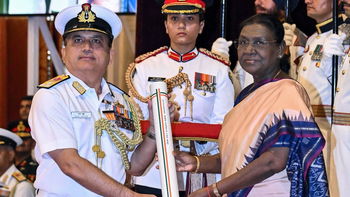 President Murmu confers Ati Vishisht Seva Medal on Vice Admiral Rajat Kapoor