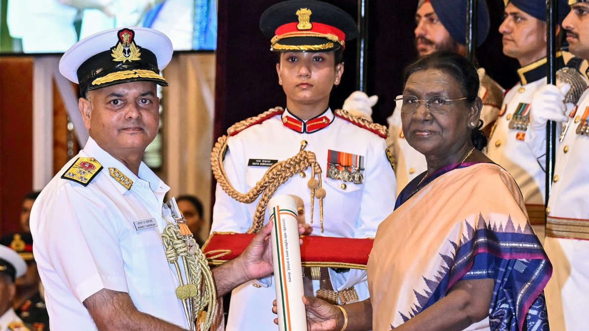 President Murmu confers Ati Vishisht Seva Medal on Vice Admiral Sardesai