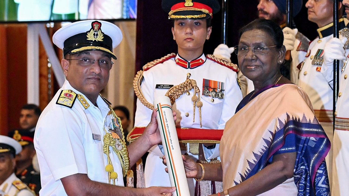 President Murmu confers Ati Vishisht Seva Medal on Vice Admiral Jaggi