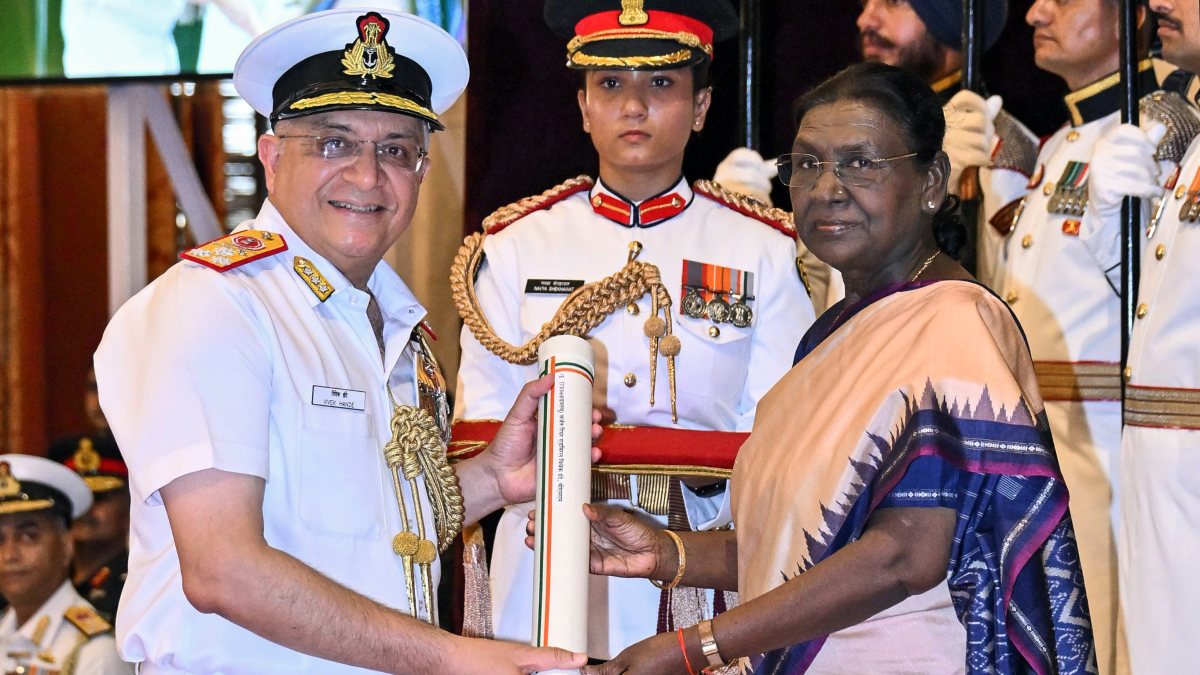 President Murmu confers Ati Vishisht Seva Medal on Vice Admiral Hande