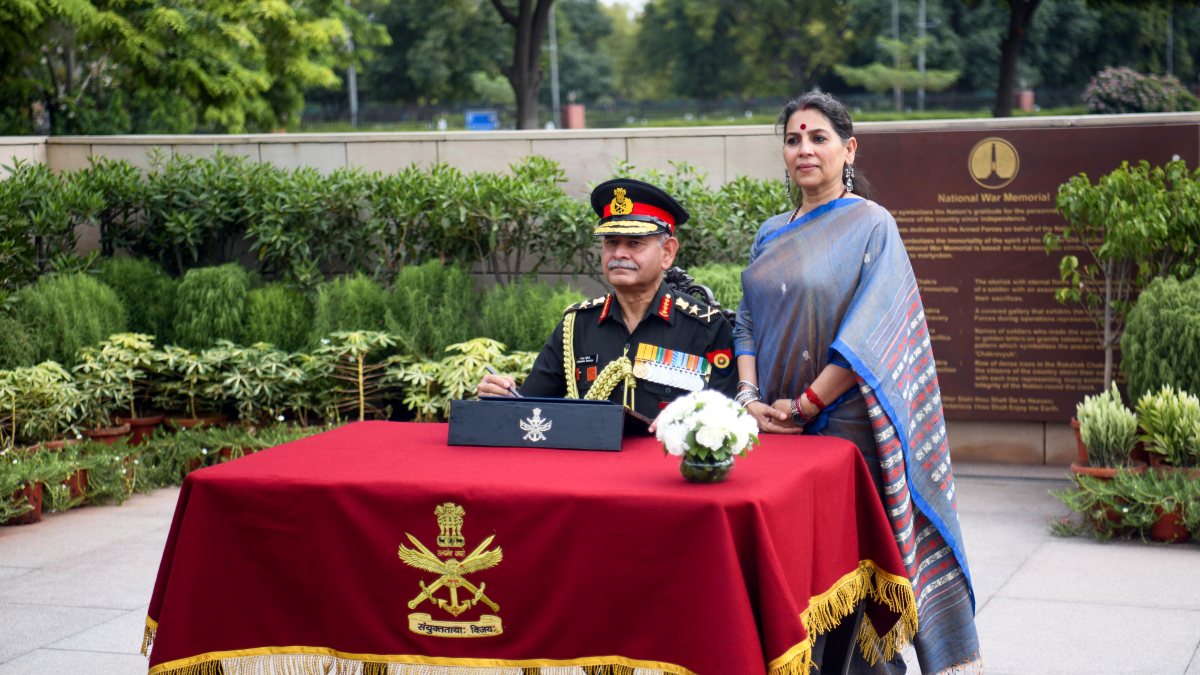 Outgoing army chief General Upendra Dwivedi pays tribute at National War Memorial
