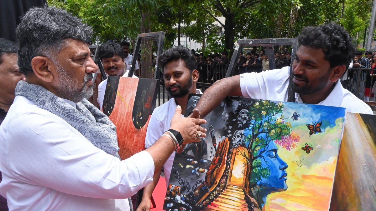 Karnataka CM Shivakumar greets artist at anti-drug abuse event