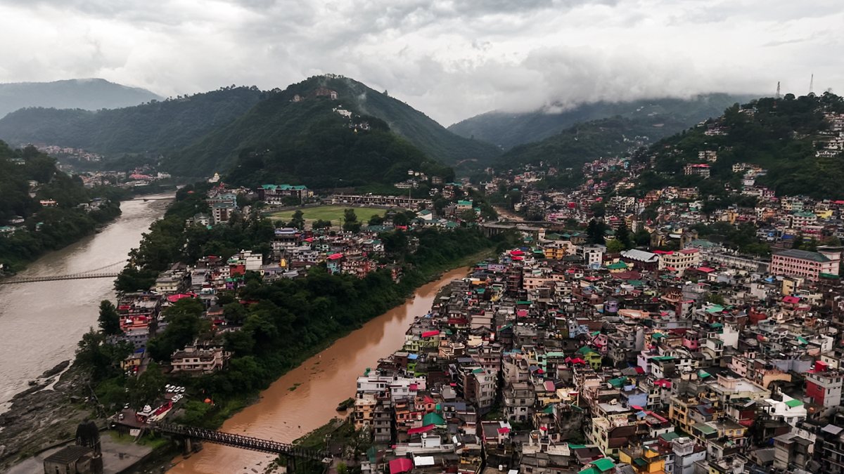Dense clouds hover over Mandi town amid orange alert