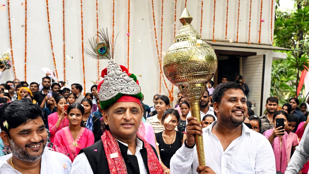 Akhilesh Yadav celebrates birthday with party workers in Lucknow