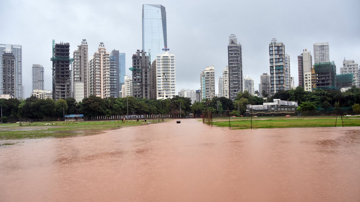 Heavy rain waterlogs Shivaji Park in Mumbai