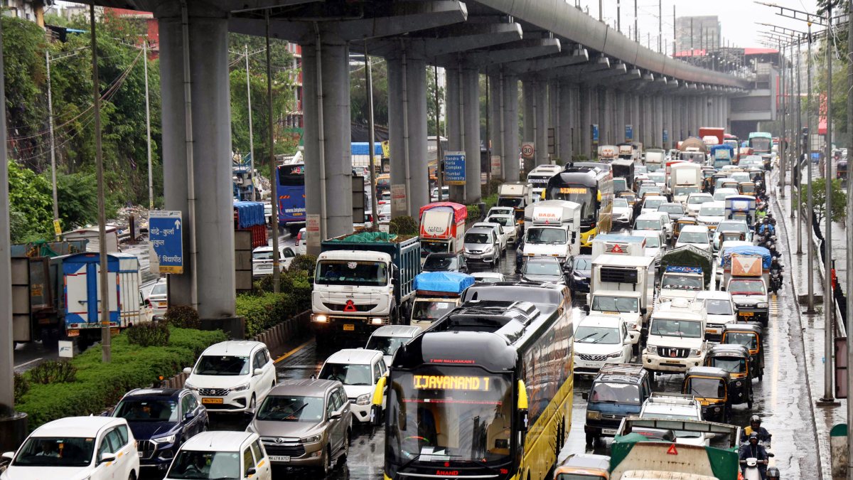 Mumbai traffic snarls on Western Express Highway amid heavy rain