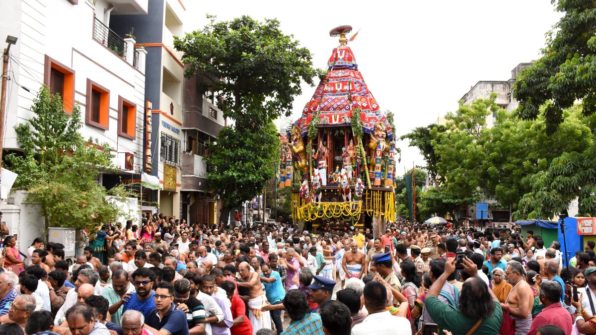 Devotees take part in Sri Parthasarathy Temple chariot festival in Chennai
