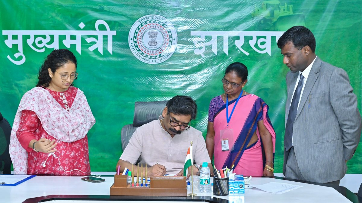 Hemant Soren submits enumeration form for SIR campaign in Ranchi