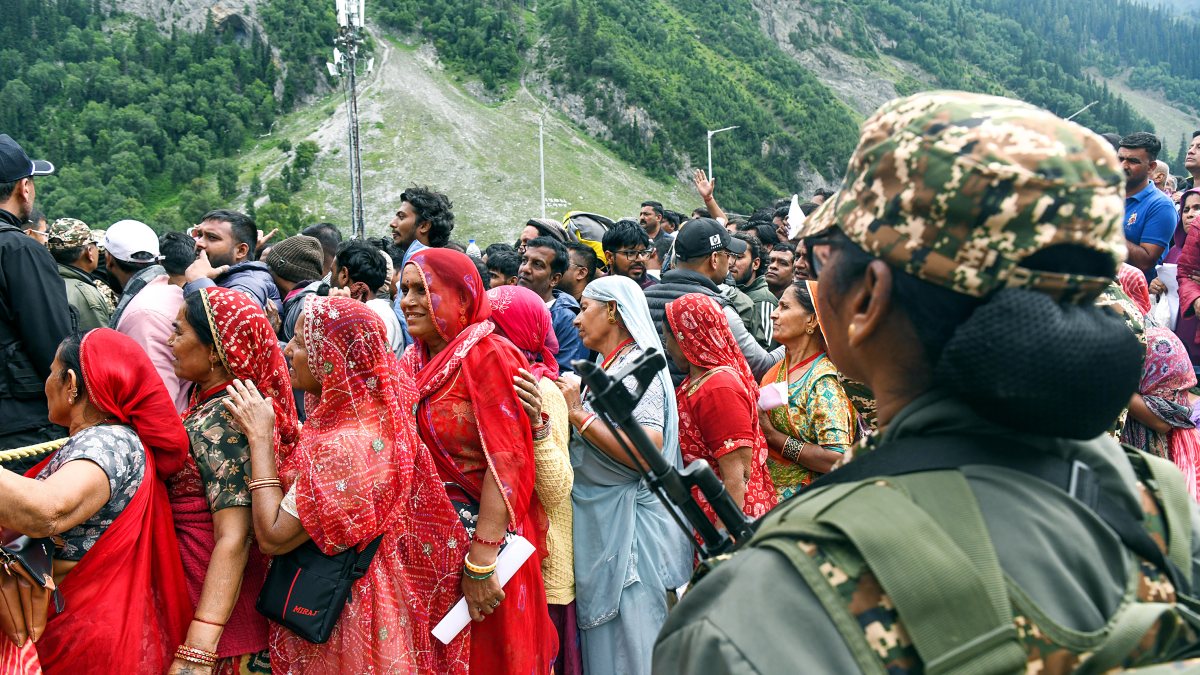 Amarnath pilgrims arrive at the Baltal base as first phase of the annual…