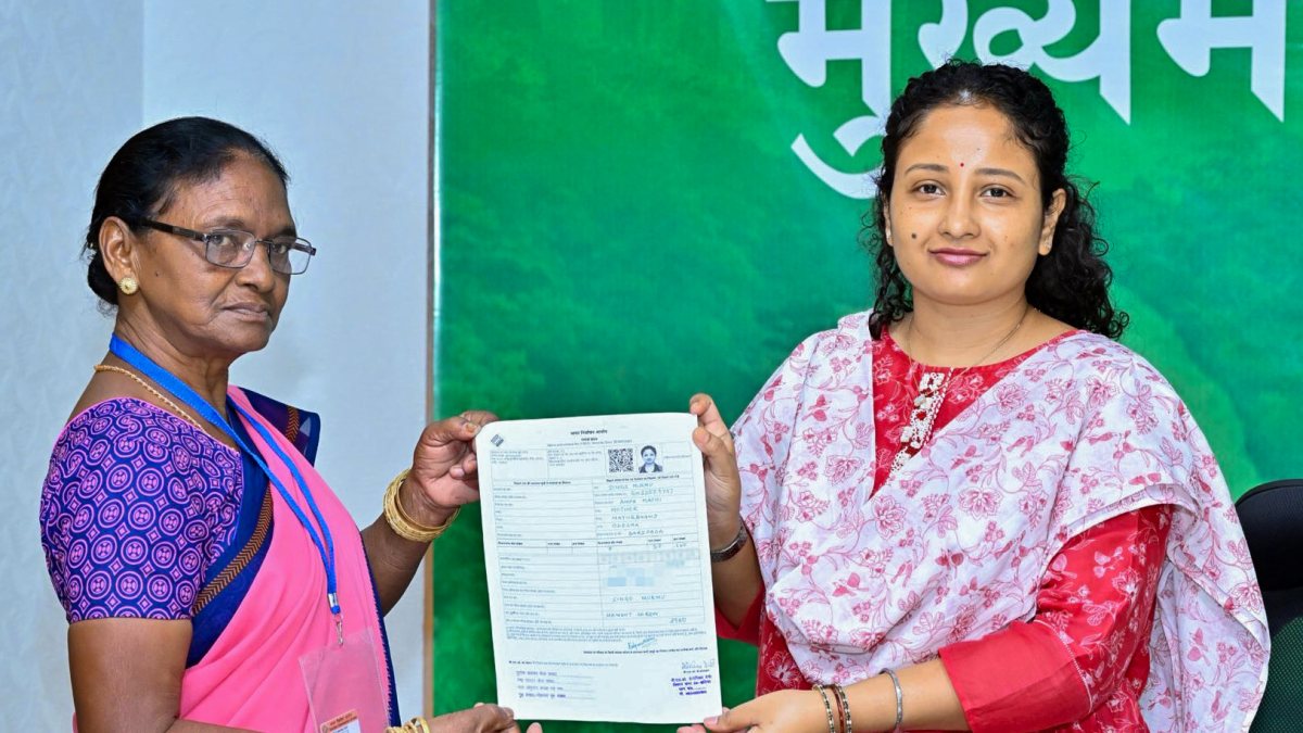 JMM MLA Kalpana Soren fills enumeration form in Ranchi
