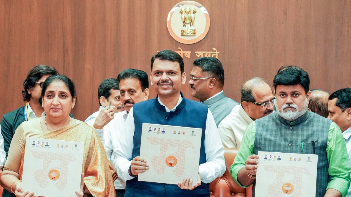Maharashtra CM Fadnavis releases farmer loan waiver scheme booklet