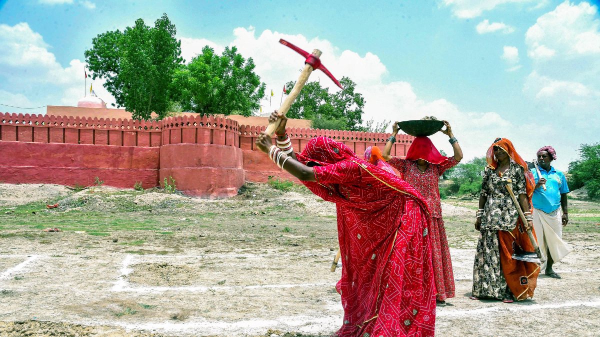 MGNREGA workers toil in Bikaner field