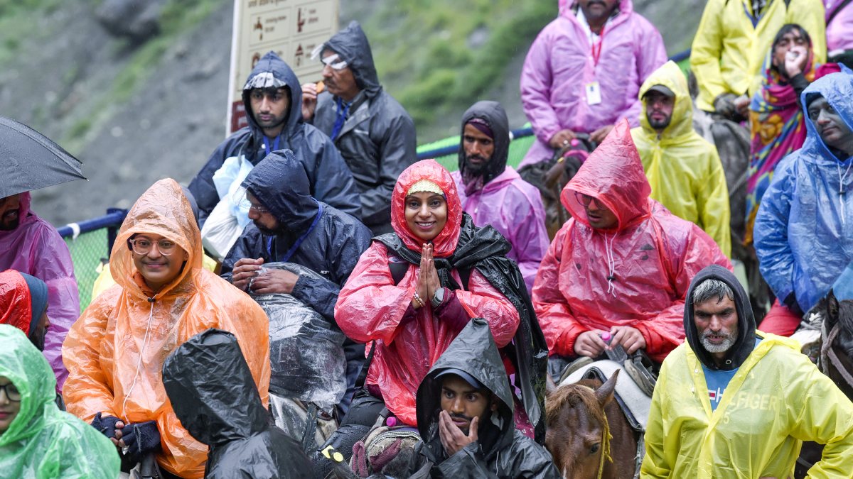 First batch of Amarnath Yatra pilgrims braves rain on Baltal route
