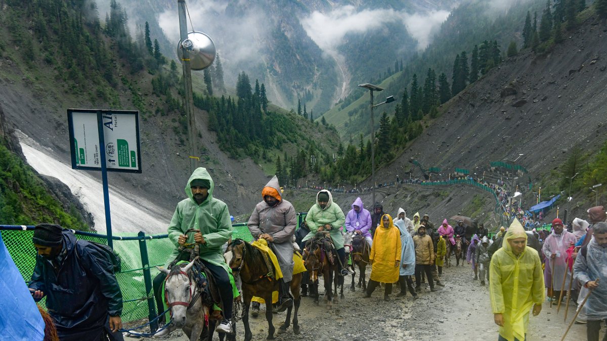 First batch of Amarnath Yatra pilgrims crosses Baltal route amid rain