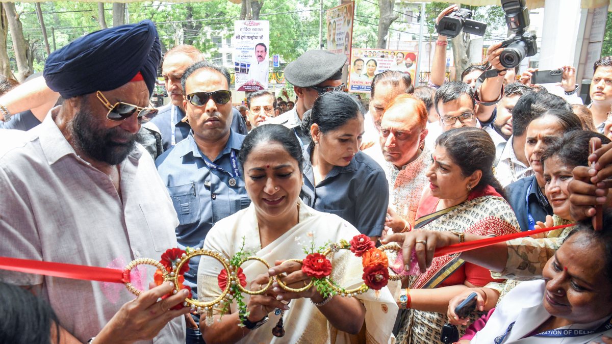 Delhi CM Rekha Gupta inaugurates day care block at Lajpat Nagar hospital