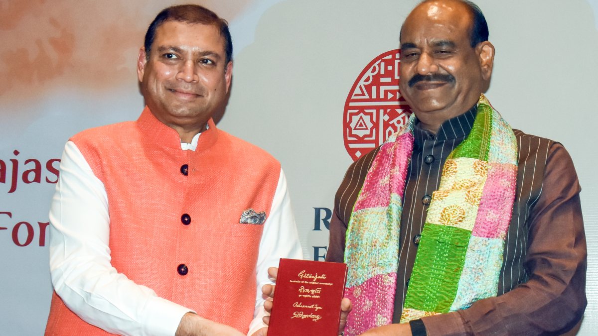 Om Birla receives Gitanjali book from Rajasthani Samaj member in Kolkata
