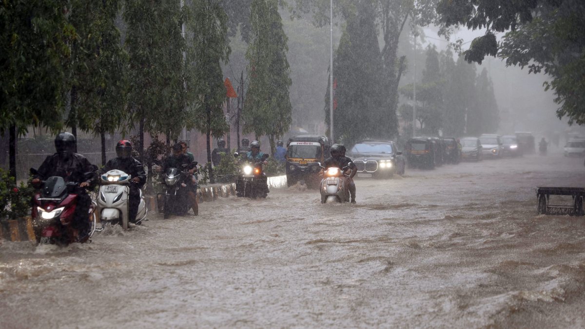 Mumbai's Andheri West sees waterlogged roads after rain