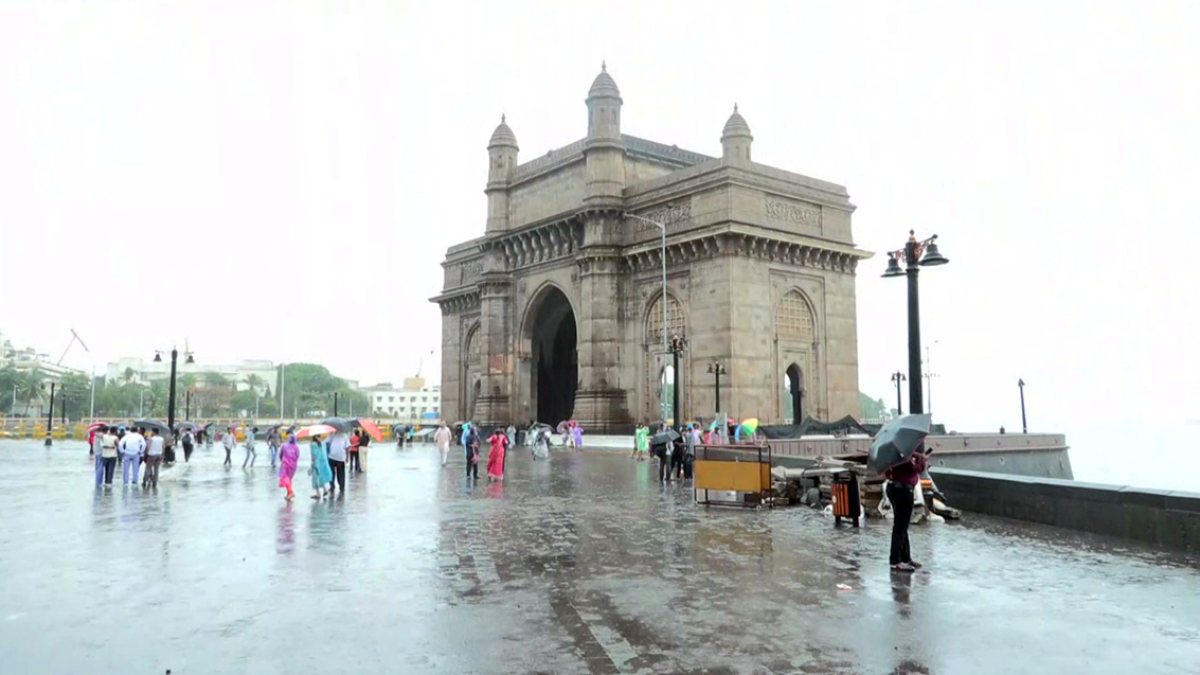 Mumbai residents brave heavy rain near Gateway of India