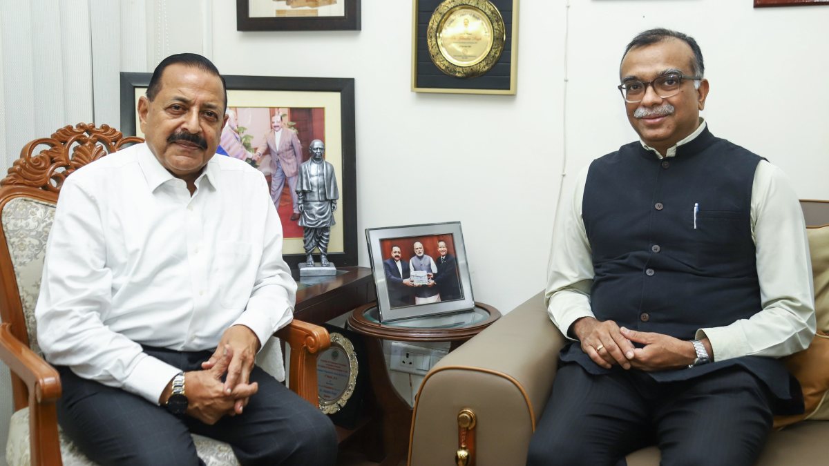 Umesh Waghmare meets Jitendra Singh after taking charge as DST secretary