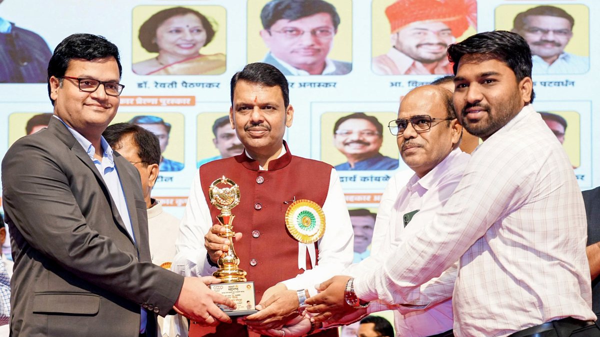 Fadnavis poses for group photo at cooperative awards event