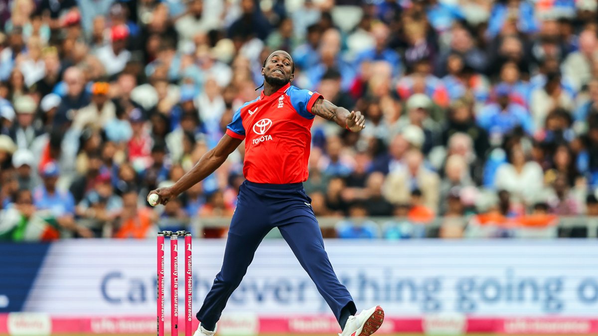 Jofra Archer bowls during 2nd T20I against India in Manchester