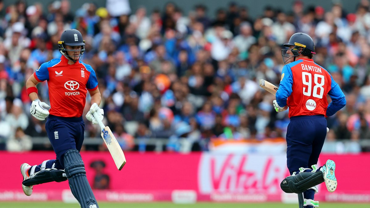 Bethell and Banton run between wickets in 2nd T20I